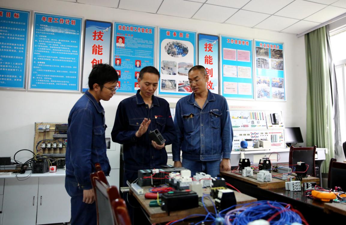 黄运峰在劳模工作室和职工交流